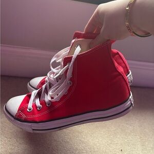 Women’s Red converse  ( will be cleaned prior to shipping )